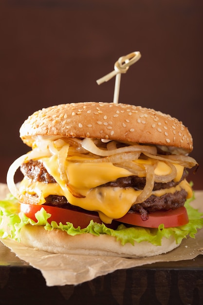 Doppelter Cheeseburger mit Tomate und Zwiebel