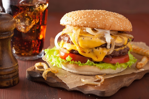 Doppelter Cheeseburger mit Tomate und Zwiebel