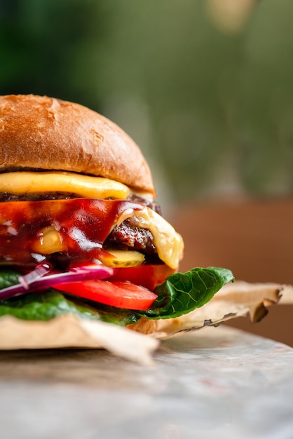 Doppelter Cheeseburger mit vielen Saucen