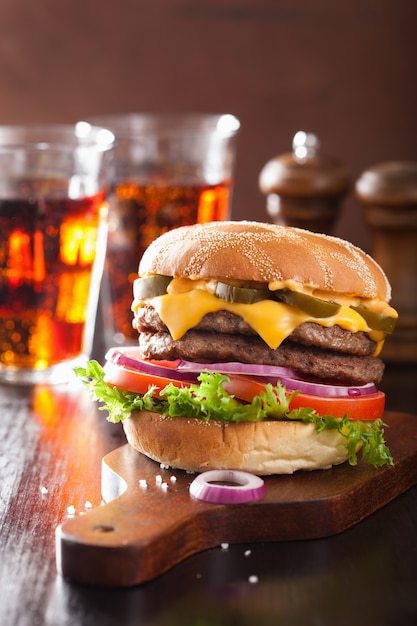 Doppelter Käseburger mit Jalapeno, Tomate und Zwiebel