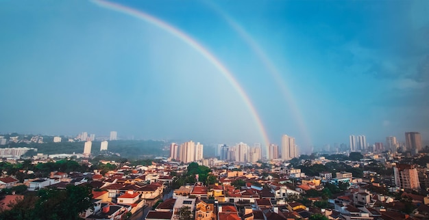 Doppelter Regenbogen an der Skyline der Stadt Ribeirao Preto