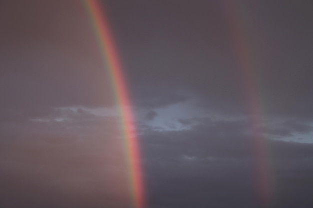 Doppelter Regenbogen im dramatischen Himmel