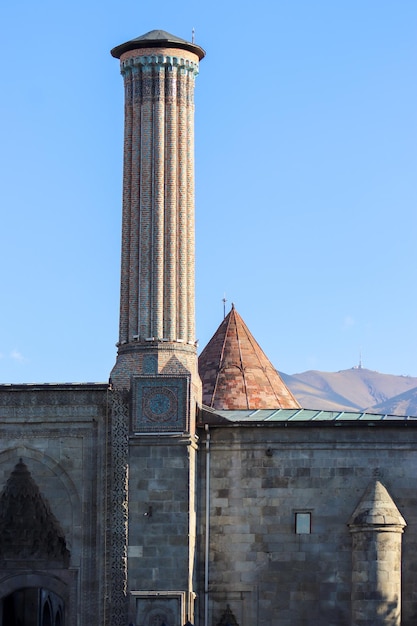 Doppeltes Minarett Madrasa.Background Palandoken-Berg. Erzurum, Türkei