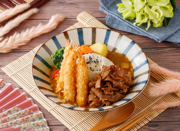 Doppeltes Schweinefleisch und Garnelen-Curry-Reis, serviert in einem Gericht, das auf dem Tisch mit Blick auf taiwanesisches Essen isoliert ist