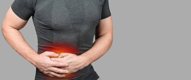 Dor abdominal Homem tocando estômago doloroso sofrendo de dor de estômago causa úlcera gástrica apendicite ou doença do sistema gastrointestinal