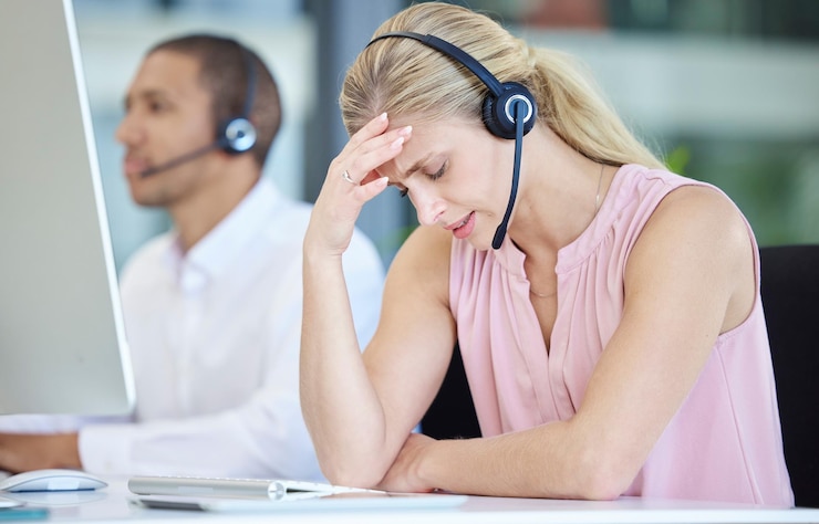 Foto dor de cabeça de estresse e consultor de call center no escritório fazendo consulta on-line de atendimento ao cliente burnout mulher de vendas de comércio eletrônico cansada e frustrada ou agente de telemarketing trabalhando no local de trabalho