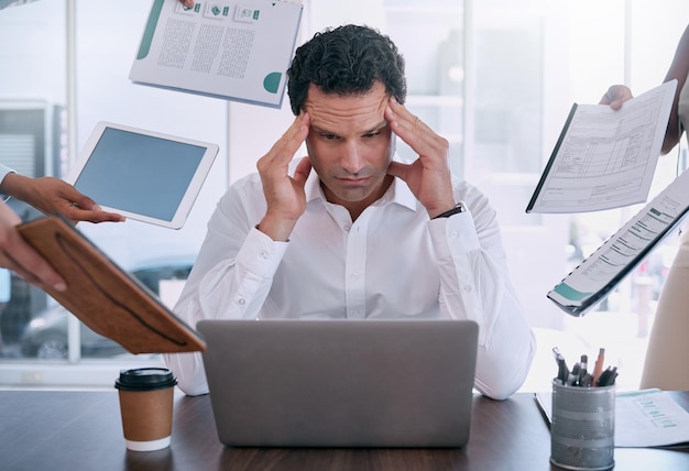 Dor de cabeça de estresse e mentalidade de esgotamento de um homem de negócios trabalhando em laptop no escritório Líder de gerente de impostos ou funcionário com saúde mental de conformidade e relatório de contrato de trabalho