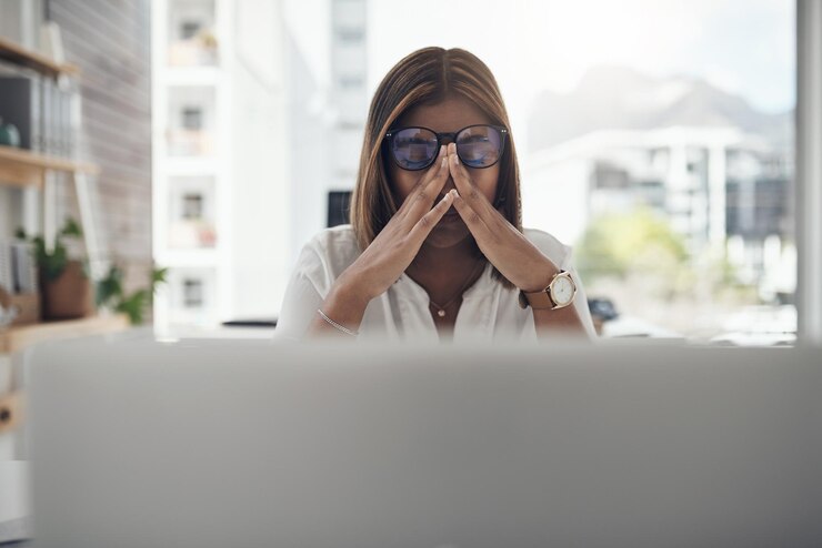 Foto dor de cabeça de estresse e mulher de negócios no computador por erro on-line frustrado e risco de saúde mental ou depressão ansiedade esgotamento no trabalho e dor ou pessoa cansada com problemas de saúde ocular ou deprimida