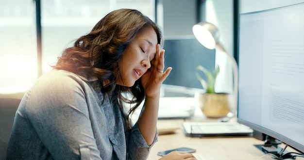 Dor de cabeça de mulher de negócios ou estresse na tela do computador enquanto está frustrado com o trabalho e fadiga Empreendedor com depressão, esgotamento ou dor na mesa do escritório cansado de ansiedade e saúde mental