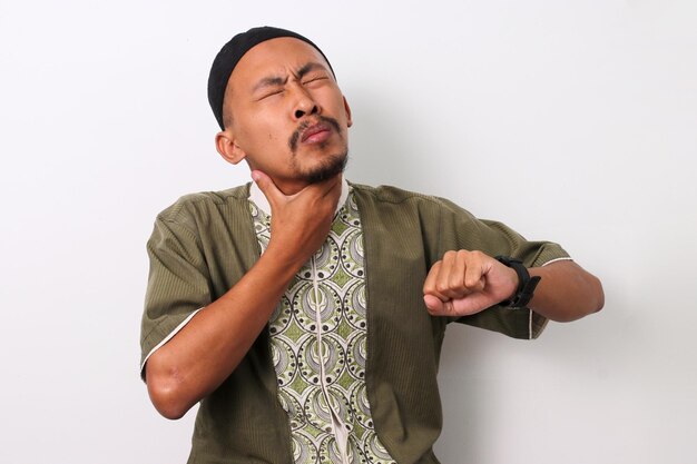 Dor de garganta durante o Ramadão Homem indonésio com sede e desconforto