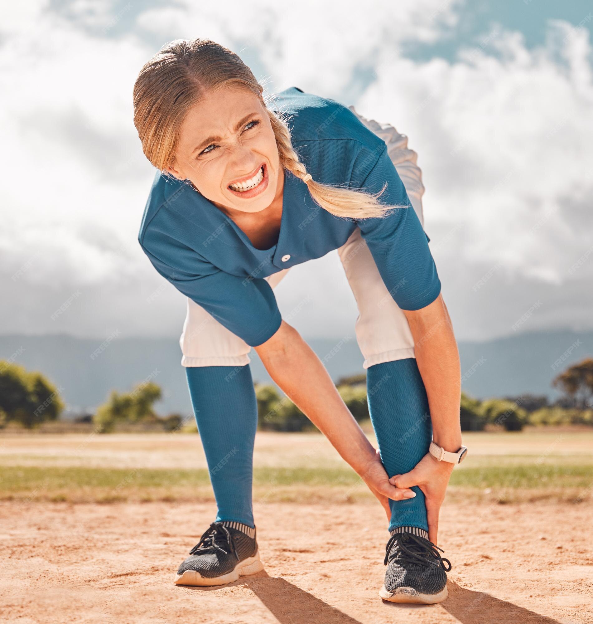 Menina que joga sozinho no campo de jogos