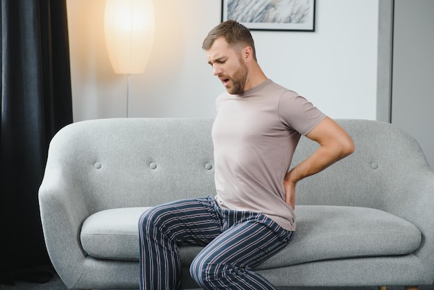 Dor nas costas inflamação do rim homem que sofre de dor nas costas em casa conceito de problemas de saúde