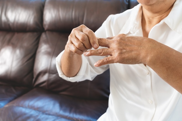 Dor no dedo da velha, problema de saúde do conceito sênior