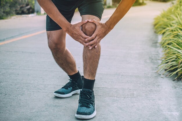 Dor no joelho corredor quando correr, pessoas esporte saudável