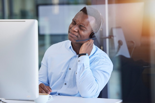 Dor no pescoço cansada e call center com empresário no computador para dor de cabeça, estresse e saúde mental Suporte ao cliente por telemarketing e entre em contato conosco com funcionário com ansiedade de esgotamento e excesso de trabalho