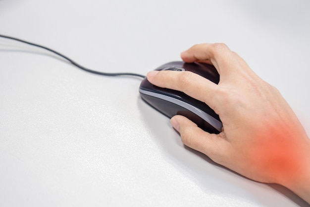 Dor no pulso causada pelo uso de um mouse de computador