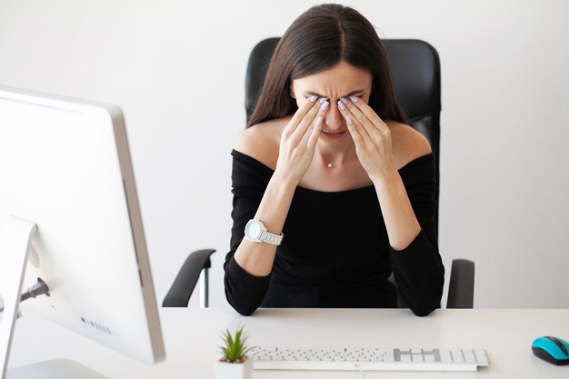 Dor nos olhos. cansado, mulher, tocar, dela, olhos