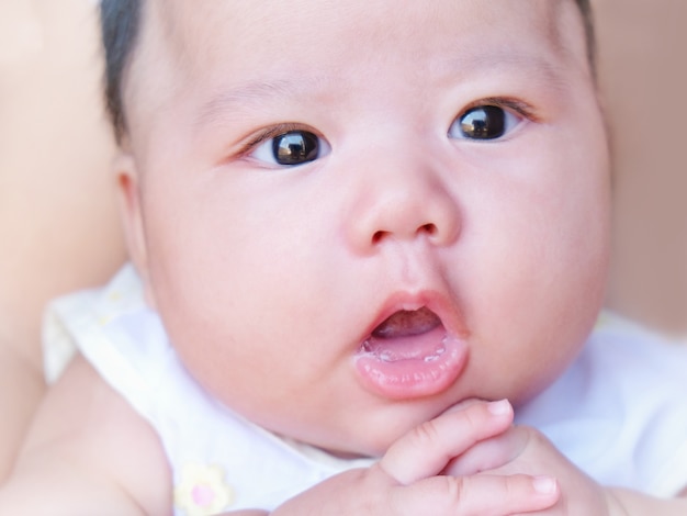 Dorable baby 4 meses. Retrato de detalle.