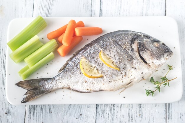 Dorada al horno con verduras frescas