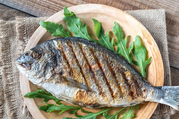 Dorada a la parrilla con rúcula fresca