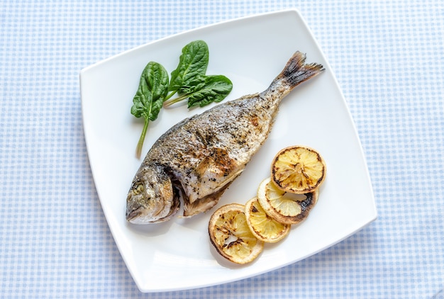 Dorada a la plancha con limón y espinacas