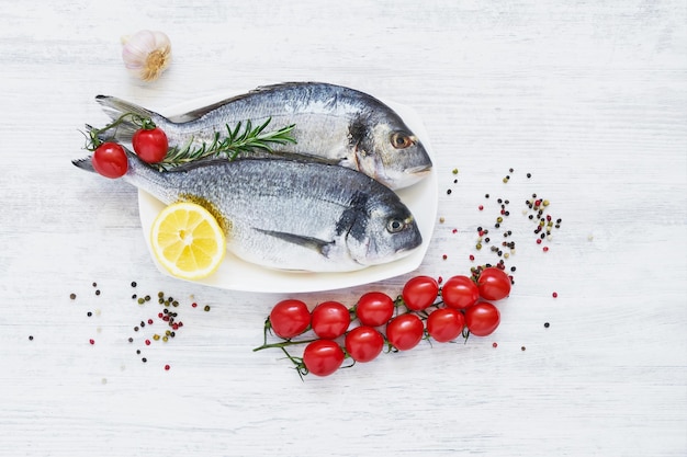 Dorada real fresca sobre fondo blanco, concepto de comida sana, vista superior, espacio de copia