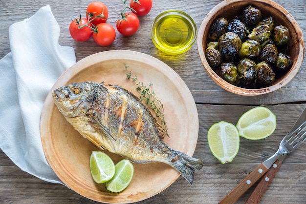 Dorade Royale Pescado a la plancha con verduras frescas y al horno