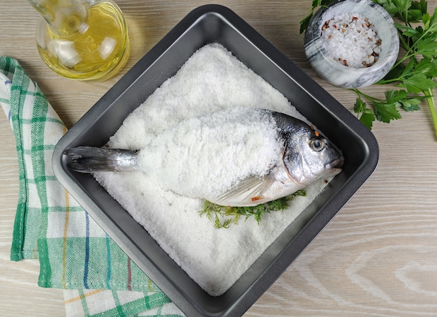 Dorado al horno con cáscara de sal