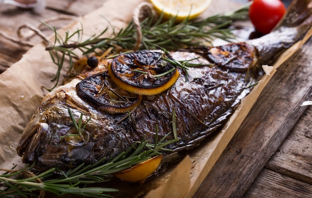 Dorado al horno de pescado. pescado dorado al horno e ingrediente para cocinar. dorada dorada con sal, hierbas y pimienta