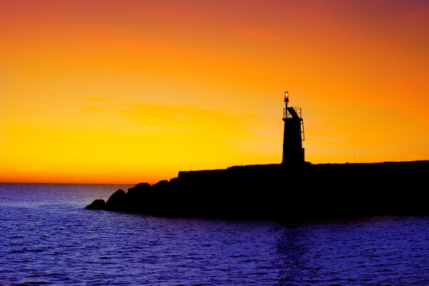 Dorado atardecer en faro faro rojo mar