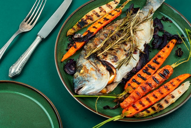 Dorado entero al horno con verduras BBQ