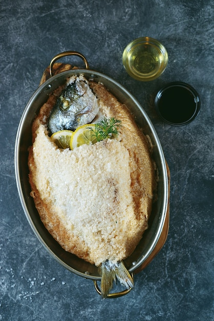 Dorado Fisch in grobem Salz mit Eiweiß gemischt gebacken