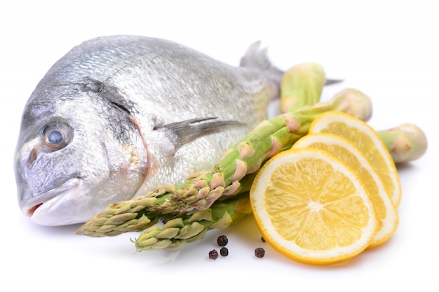 Dorado Fisch isoliert mit Spargel und Zitrone