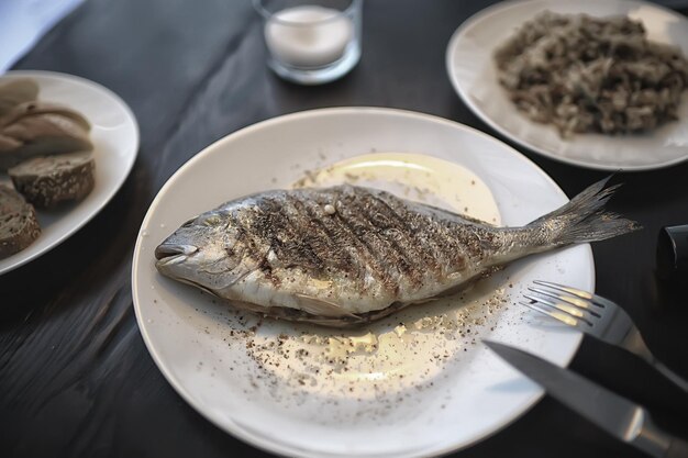 Dorado-Grill in einem Restaurant / Fisch gebraten in einem Restaurant, ein schöner Meeresfrüchte-Grill über Holzkohle