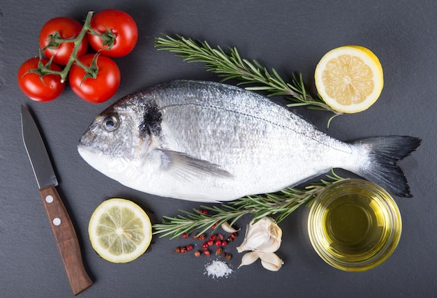 Dorado Kochen und Bestandteile des rohen Fisches.