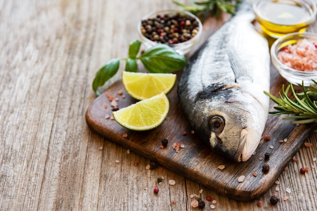 Dorado mit frischem Fisch