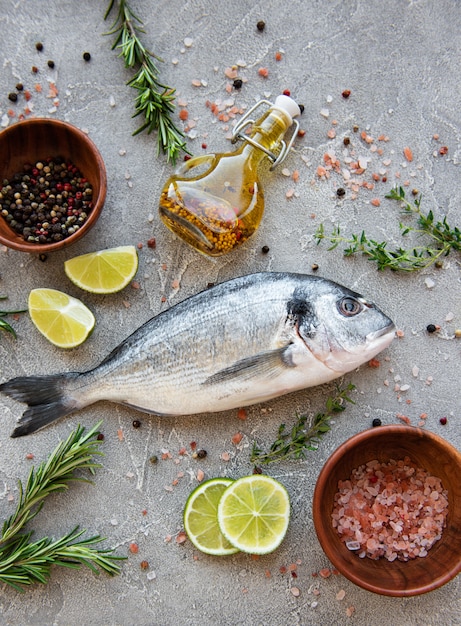 Dorado mit frischem Fisch