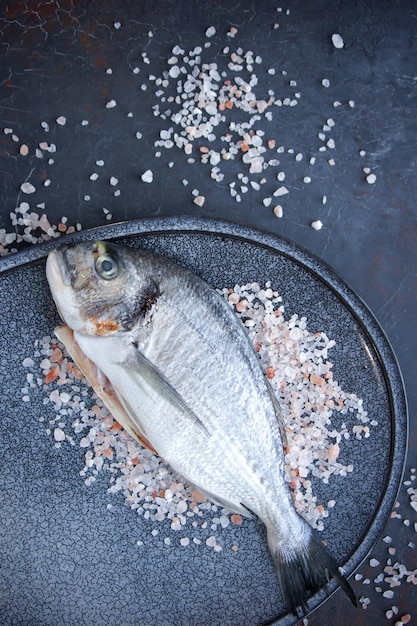 Dorado, peixe cru em um fundo