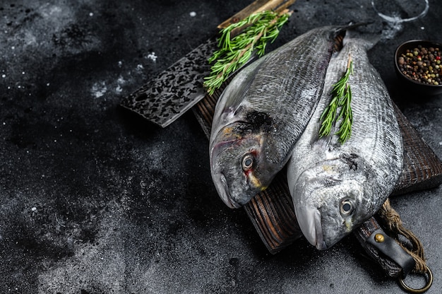 Dorado pescado crudo sobre una tabla de cortar