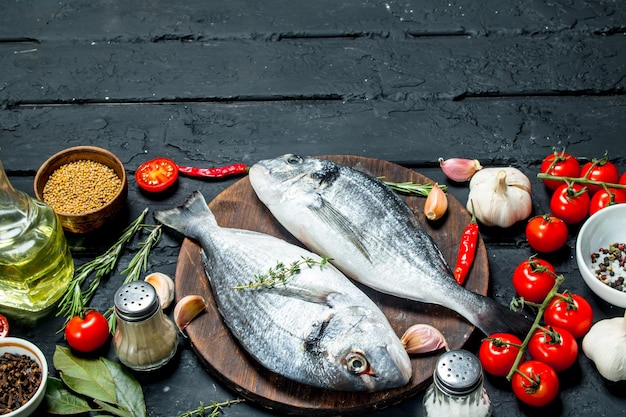 Dorado de pescado de mar crudo con especias y verduras