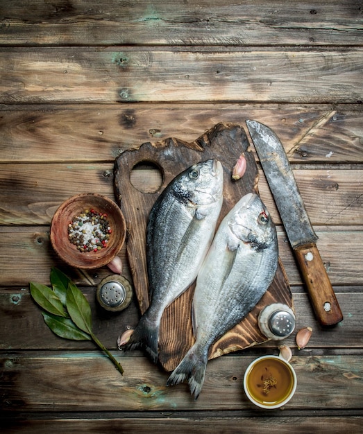 Dorado de pescado de mar crudo con hierbas y especias aromáticas