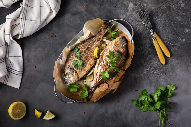 Dorado a la plancha con limón y perejil