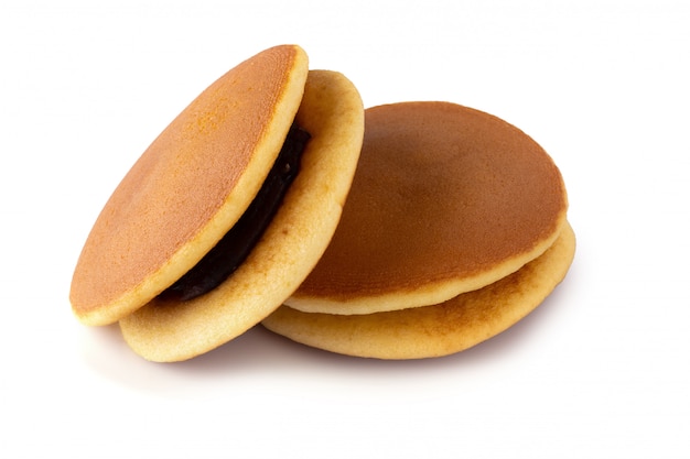 Dorayaki é panquecas japonesas isoladas no fundo branco.