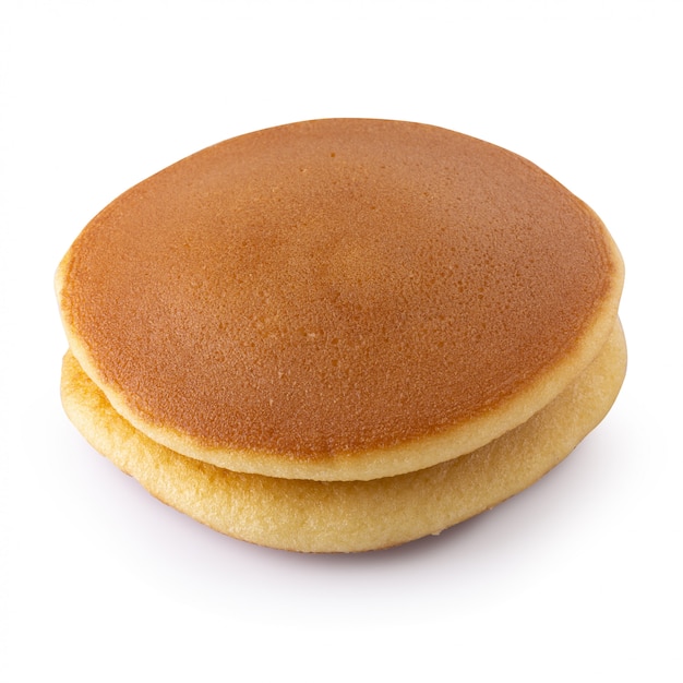 Dorayaki es tortitas japonesas aisladas sobre fondo blanco.