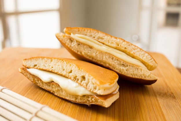 Dorayaki ist eine Art japanische Süßigkeit, die aus zwei runden Kuchen besteht, die mit Zutaten gefüllt sind