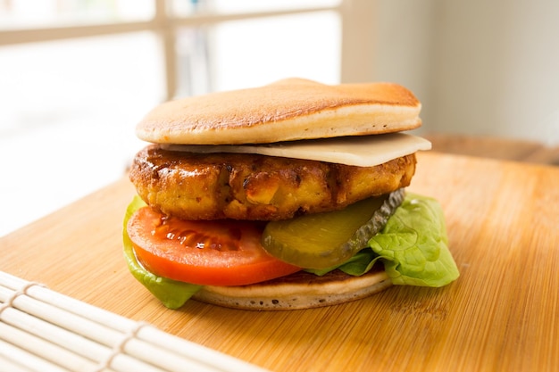 Dorayaki ist eine Art japanische Süßigkeit, die aus zwei runden Kuchen besteht, die mit Zutaten gefüllt sind