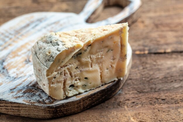 Foto dorblu de queso azul, gorgonzola, roquefort sobre fondo de madera. banner, menú, lugar de receta para el texto.