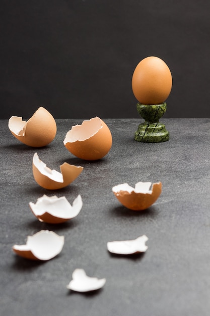 Foto dore el huevo en el soporte para huevos. cáscaras de huevo en la mesa. copie el espacio.