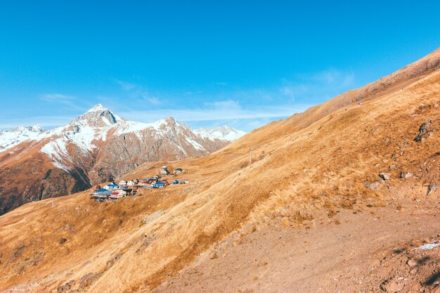 Dorf am Berghang im Herbst Skigebiet in der Nebensaison