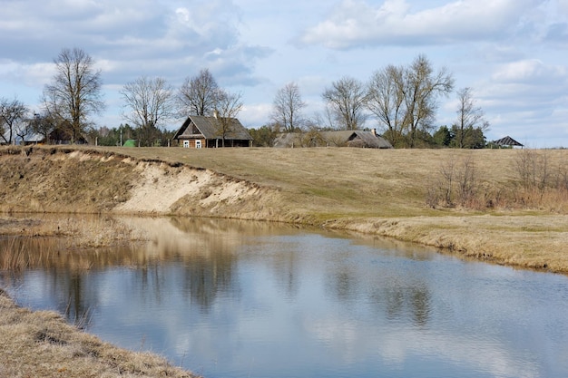 Dorf am Ufer des Sees